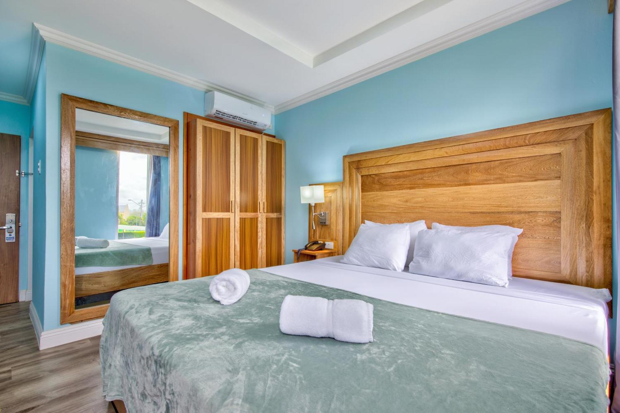 Airport Suites Hotel Piarco Екстериор снимка